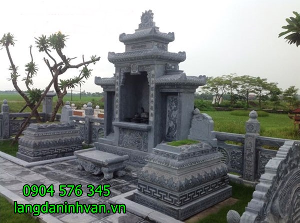khu lăng mộ gồm lăng thờ chung và hai mộ tam cấp cùng bàn lễ