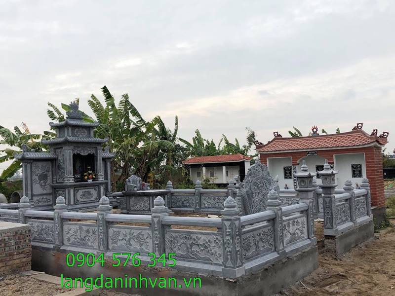 Khu nghĩa trang gia đình với lan can đá cổng đá bình phong đá, lăng thờ đá và mộ đá