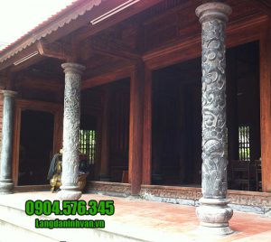 Cột đá nhà thờ họ