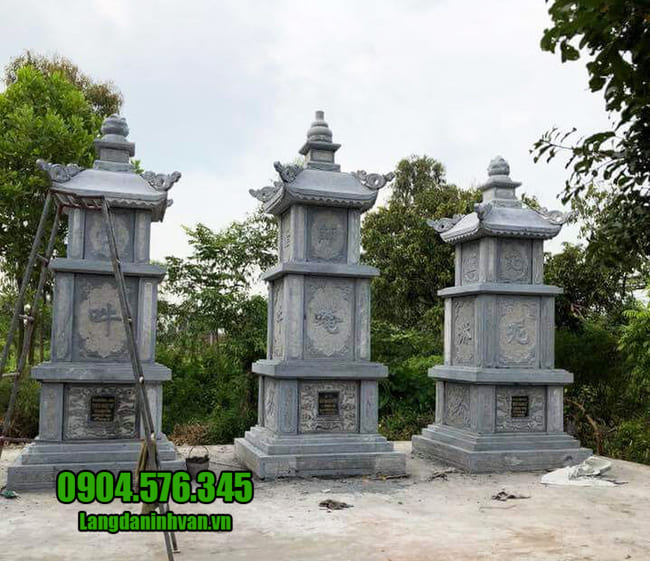 Mộ hình tháp phật giáo bằng đá tại Bình Phước