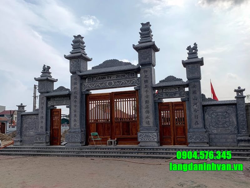 Cổng tam quan có mái lắp đặt tại nhà thờ họ Đỗ ở Quảng Ninh