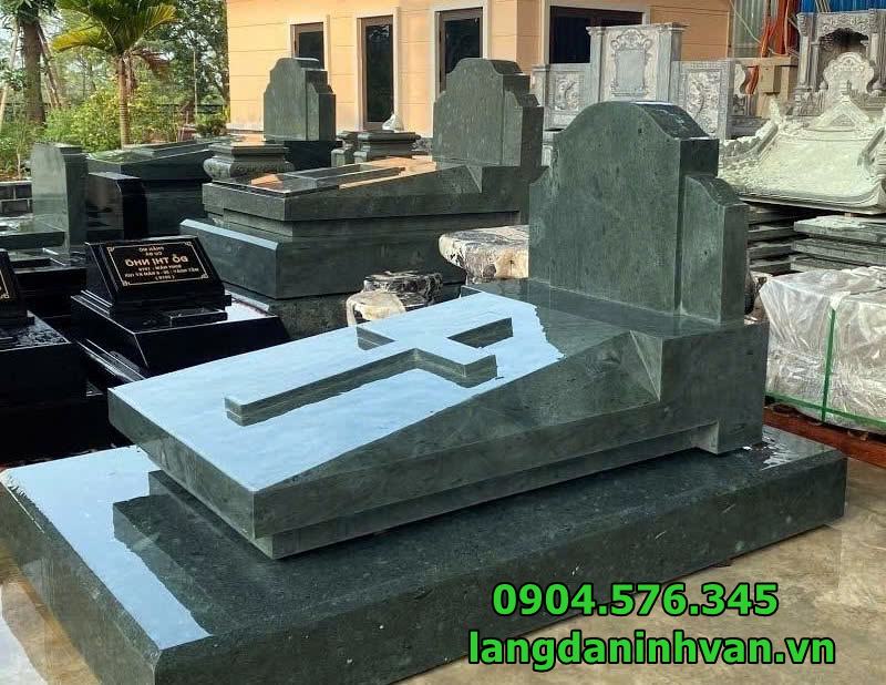 Mẫu mộ công giáo bằng đá xanh rêu tư nhiên